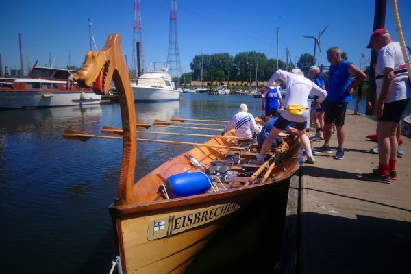 Kirchboot eleganter Einstieg.JPG