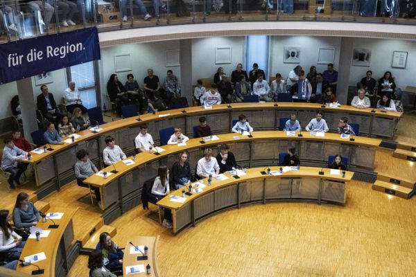 hh2151StadtRuesselsheimJugendEhrung2023.jpg