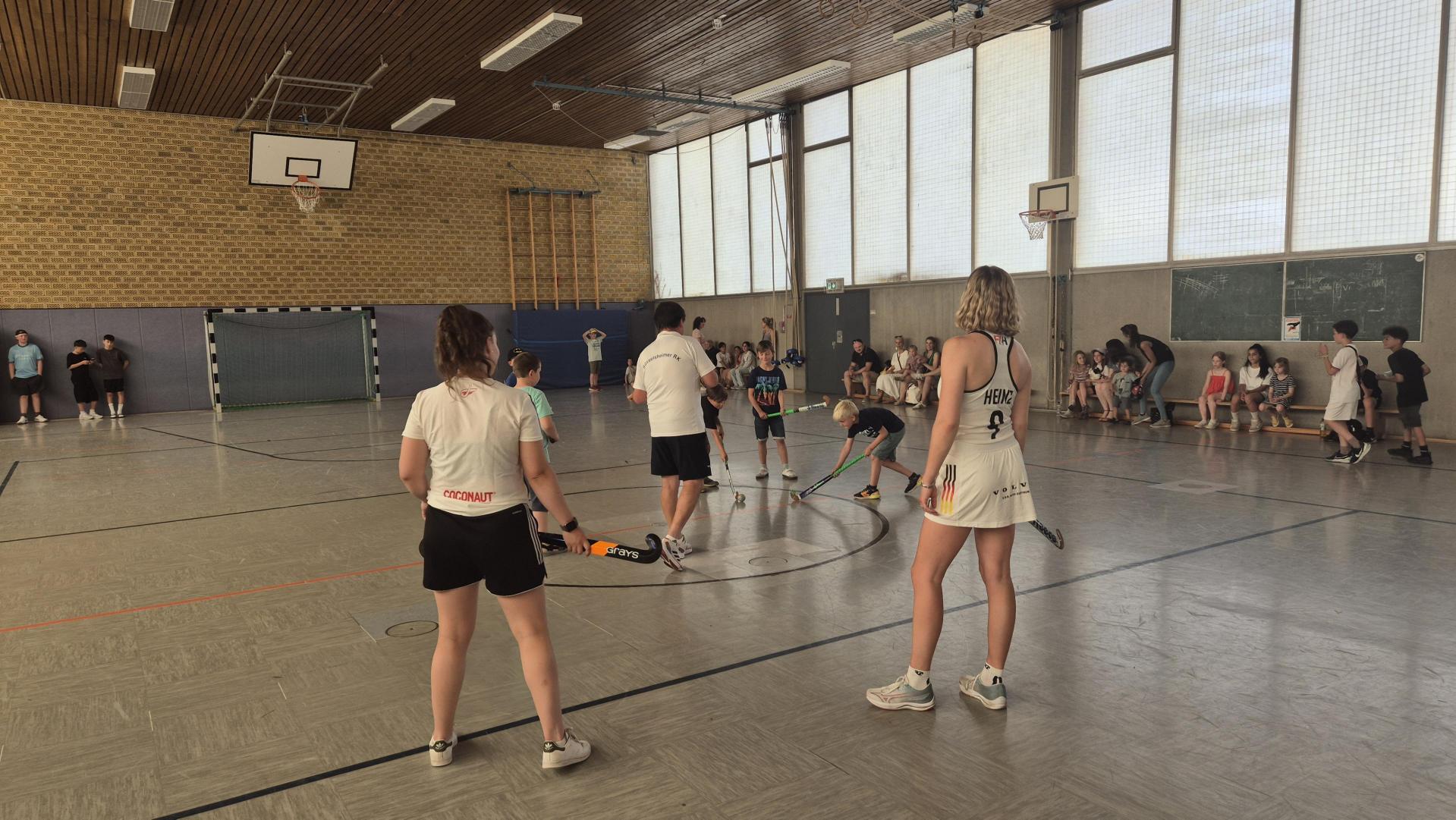 Abenteuer Hockey begeistert Königstädter Grundschüler - RRK 08