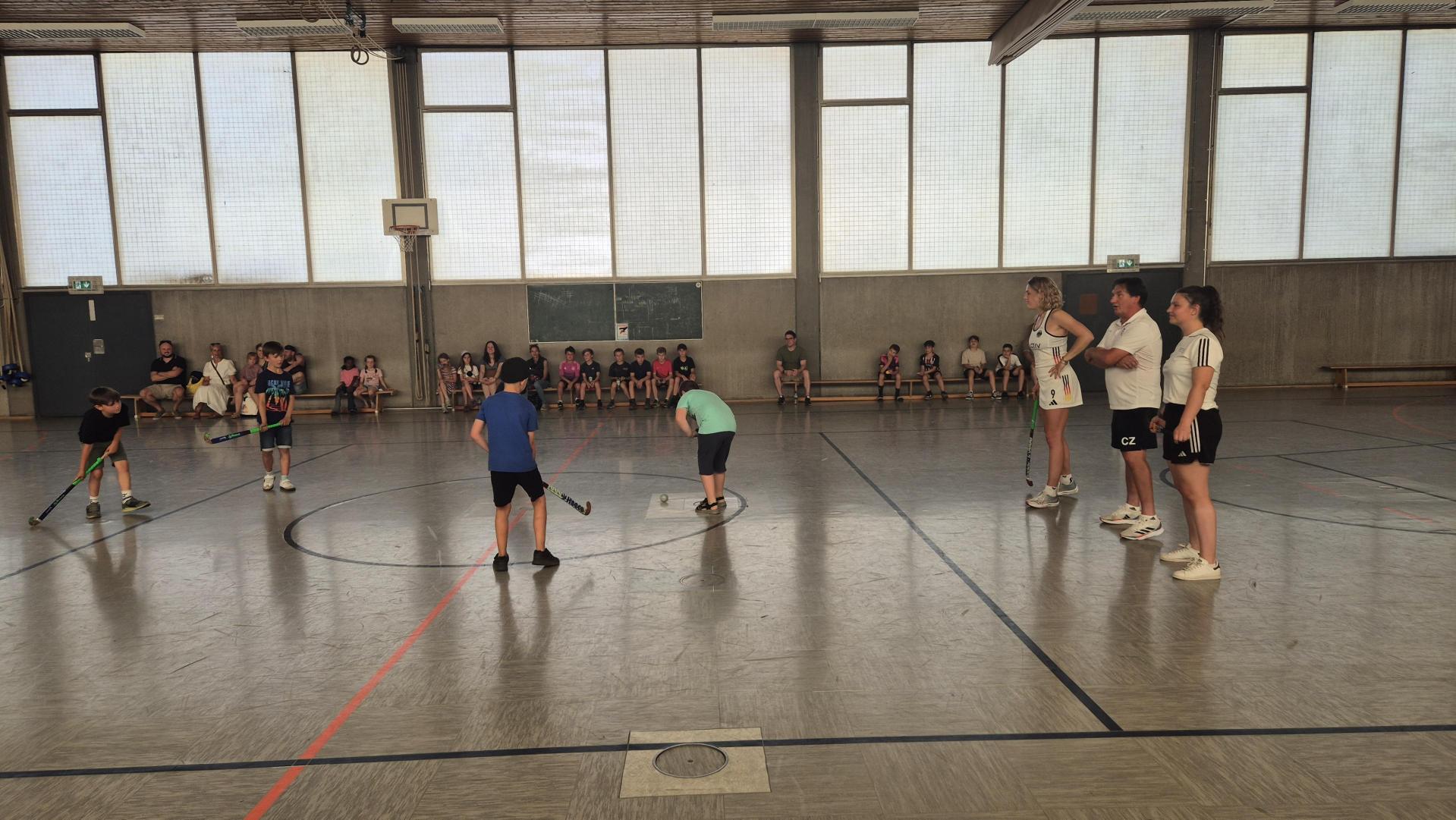 Abenteuer Hockey begeistert Königstädter Grundschüler - RRK 08