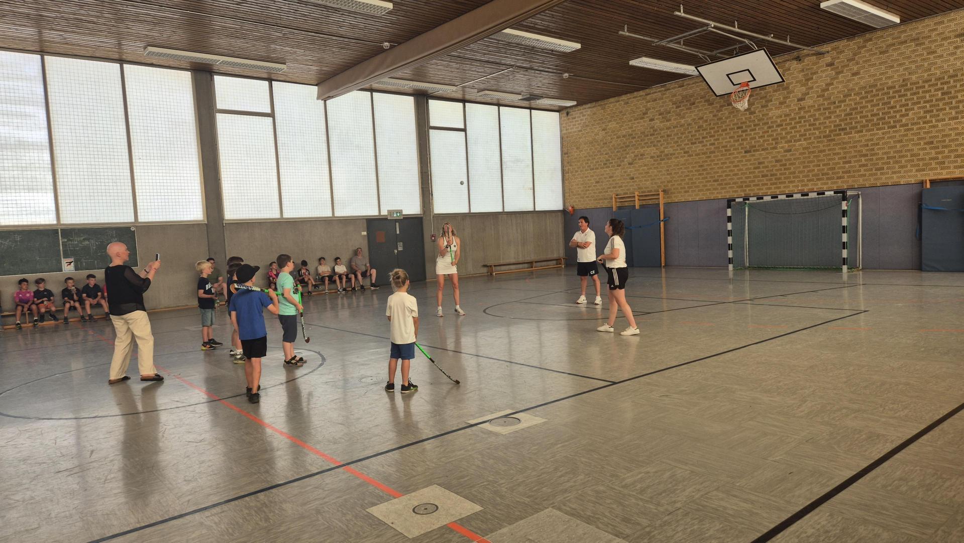 Abenteuer Hockey begeistert Königstädter Grundschüler - RRK 08